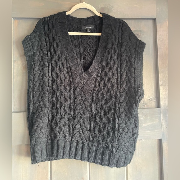Lea & Viola Black V-Neck Cable Knit Sweater - Picture 3 of 4